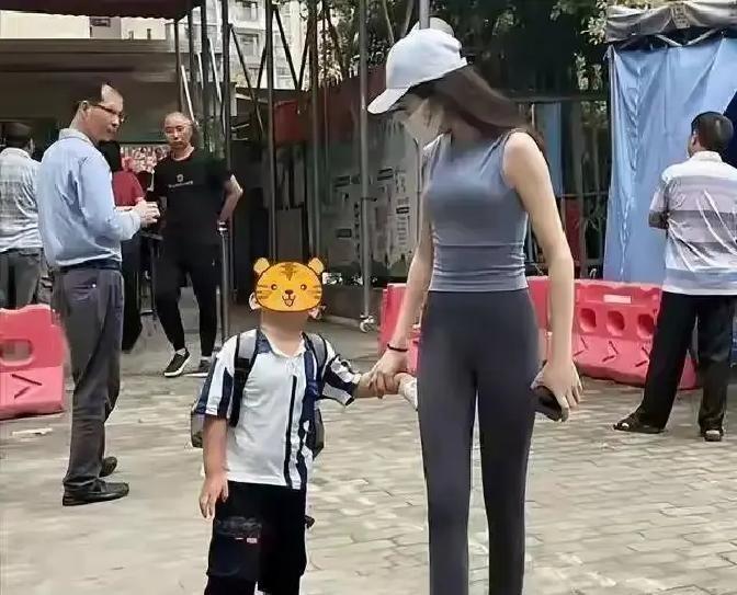 河南幼儿园门口，一位妈妈穿瑜伽裤接娃，被另一位家长偷拍发群里。照片一出，群里立