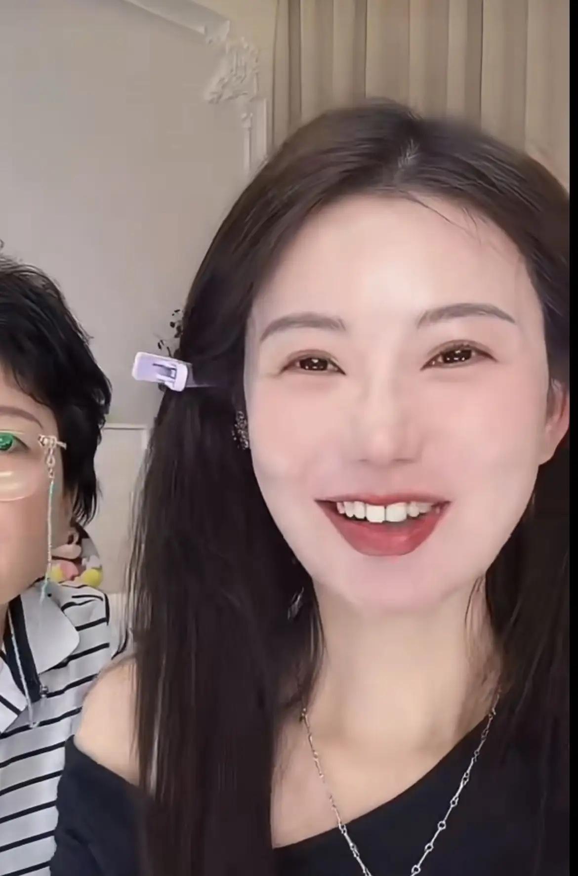 千万网红猴哥估计脸都气绿了，他怎么也没想到前妻何钰欣在直播里又提他了！之前只说猴