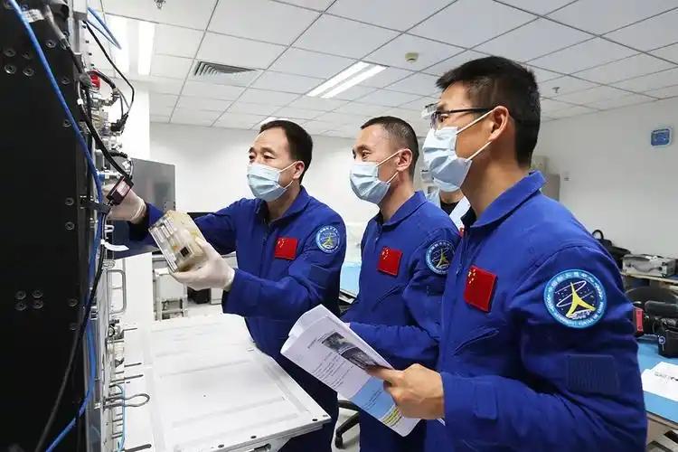 一个说到做到，一个炸了又炸，中美航天制高点之战，已经没有悬念。中美载人登月规划公