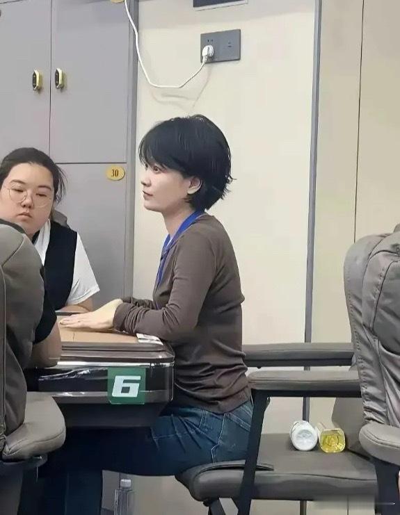 最优雅的麻将爱好者，不在乎输赢，眼镜让气质更佳