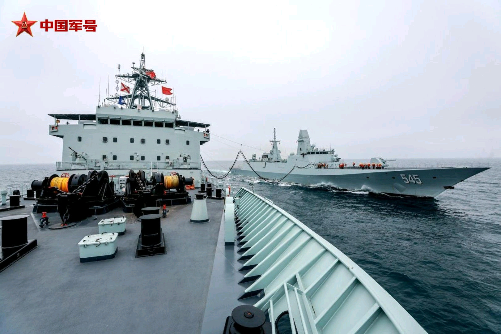 903A东平湖舰为多型舰船补给含横向/纵向/锚泊等三种补给方式054B漯