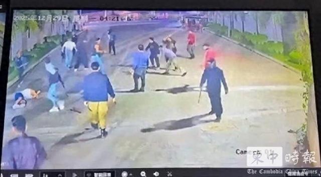 15个人围住4个人时，谁还会觉得自己只是跟着别人？棍棒和管状物一起落下，最后是