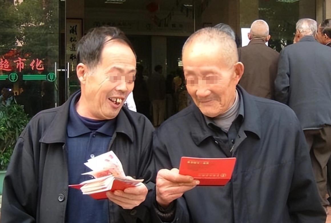 每月3000退休金不够花？还要找儿女要钱！网友一句话撕开现实：这样的父母，真能帮