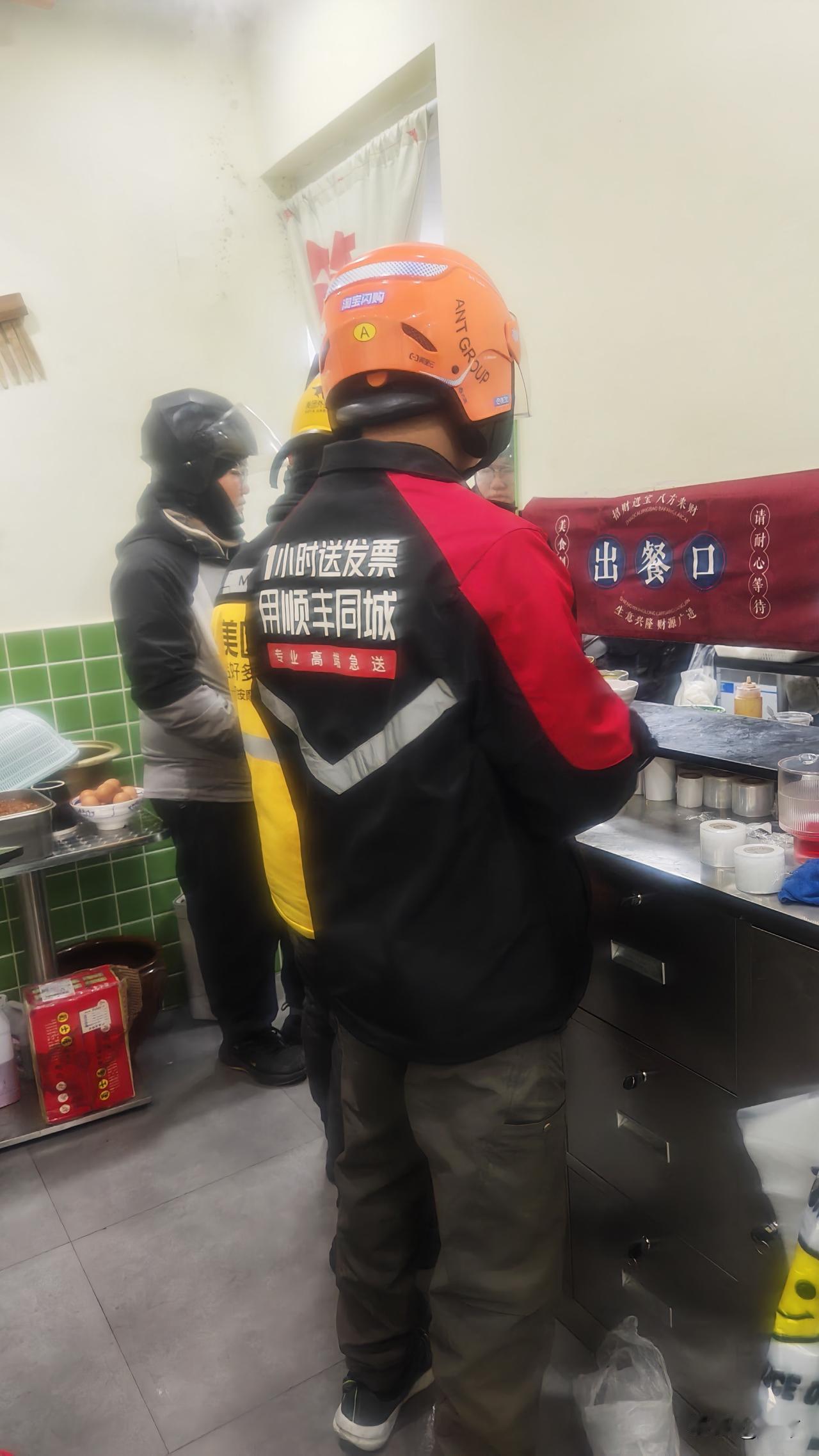 大年初八，米线店年后开工第一天，外卖单子就像自来水一样哗哗往出流，实在忙不过来，