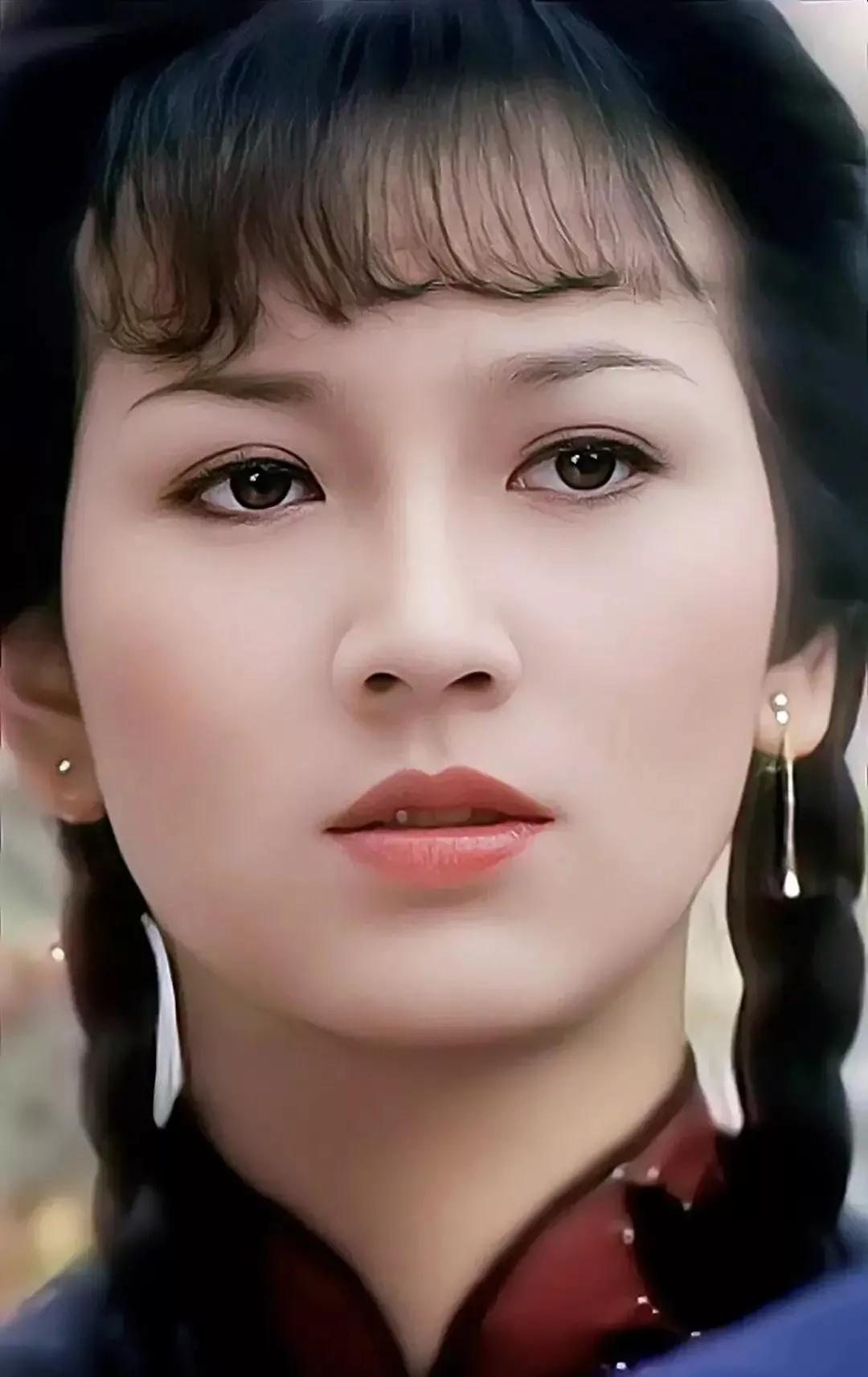 赵雅芝是因为主演《上海滩》才离的婚吗？她21岁相亲嫁了做医生的黄汉伟，早年没名