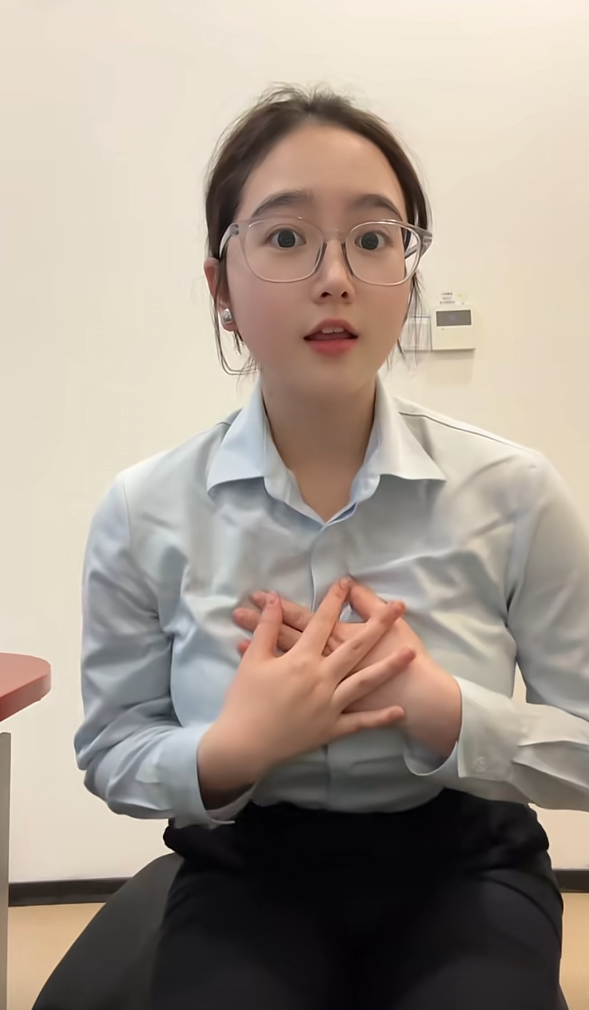新来的同事眼神透露三分智障五分呆傻两分憨态