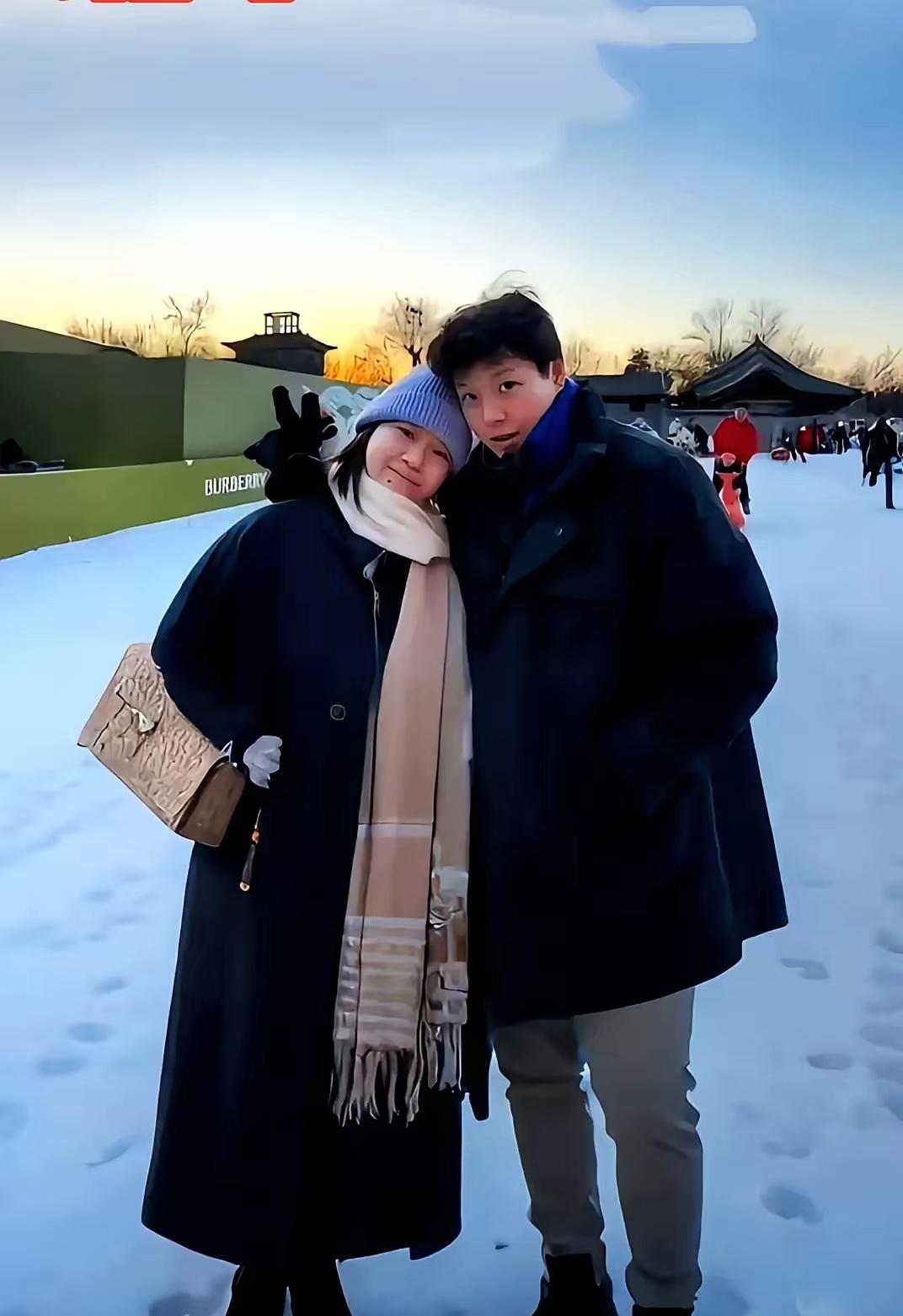 一张雪地里的合照，看得人心里挺不是滋味。全红婵裹着黑大衣，戴着天蓝帽子，安安静