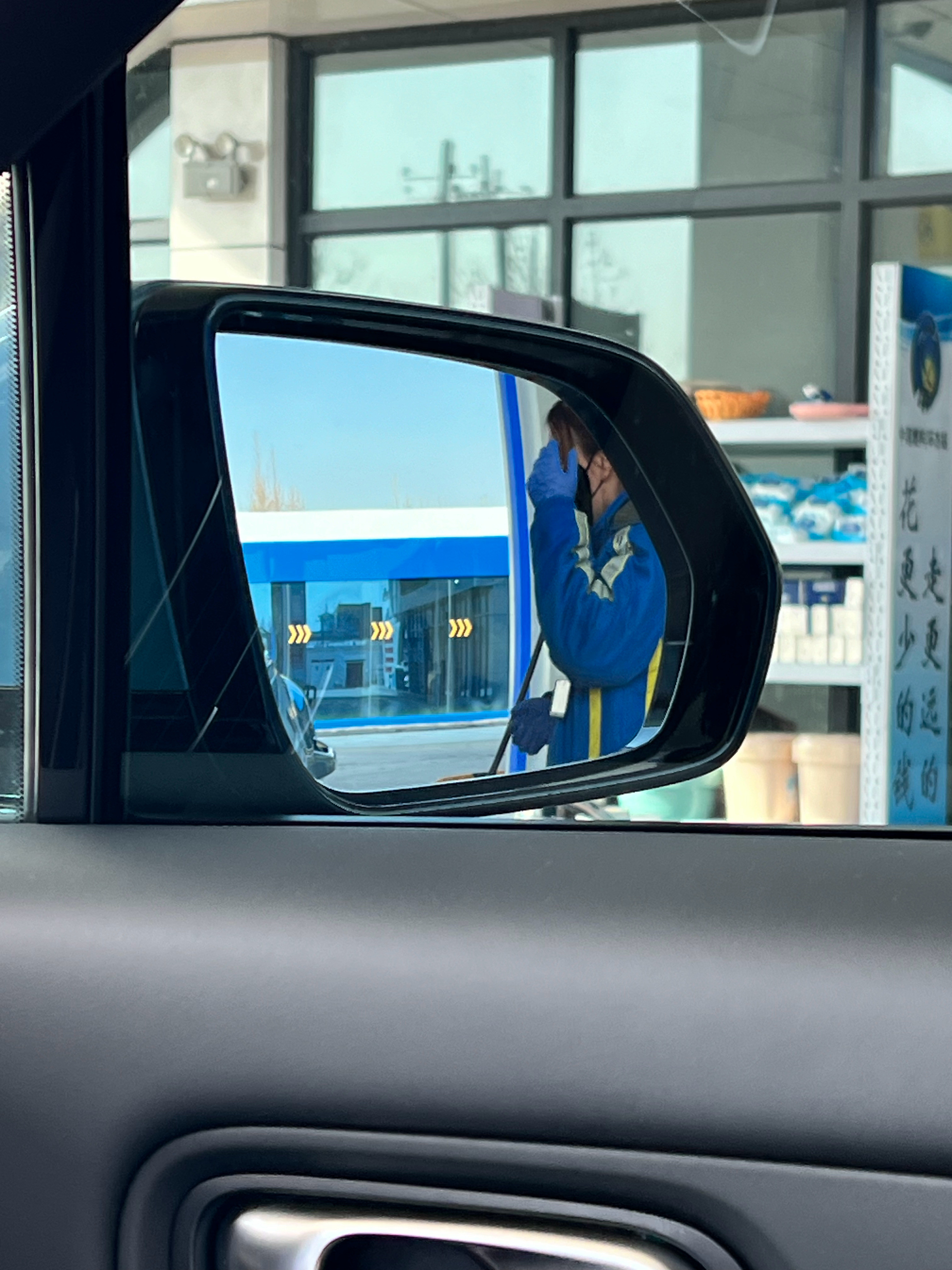 我在加油站加油，突然有个小姐姐一直在我副驾挤眉弄眼，我在车里疑惑极了我打开车窗问