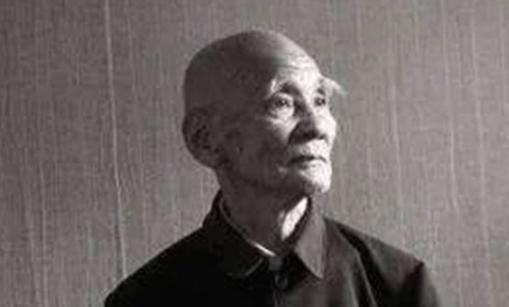 1946年，6000解放军被三万敌人包围，为了不泄露机密，旅长下令烧毁全部文件，