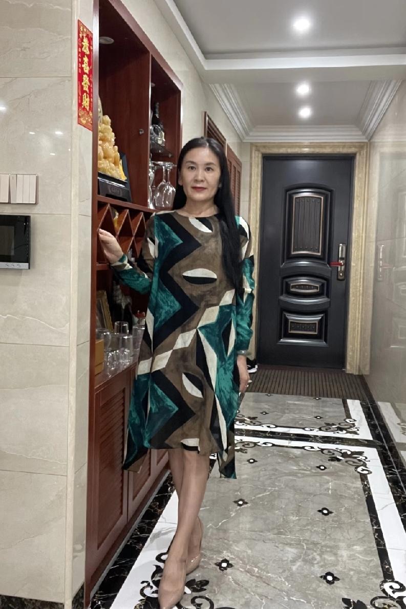 我姨今年65，前几天我去看她，她正对着衣柜发愁。我问她咋了。她说孙女给买了件