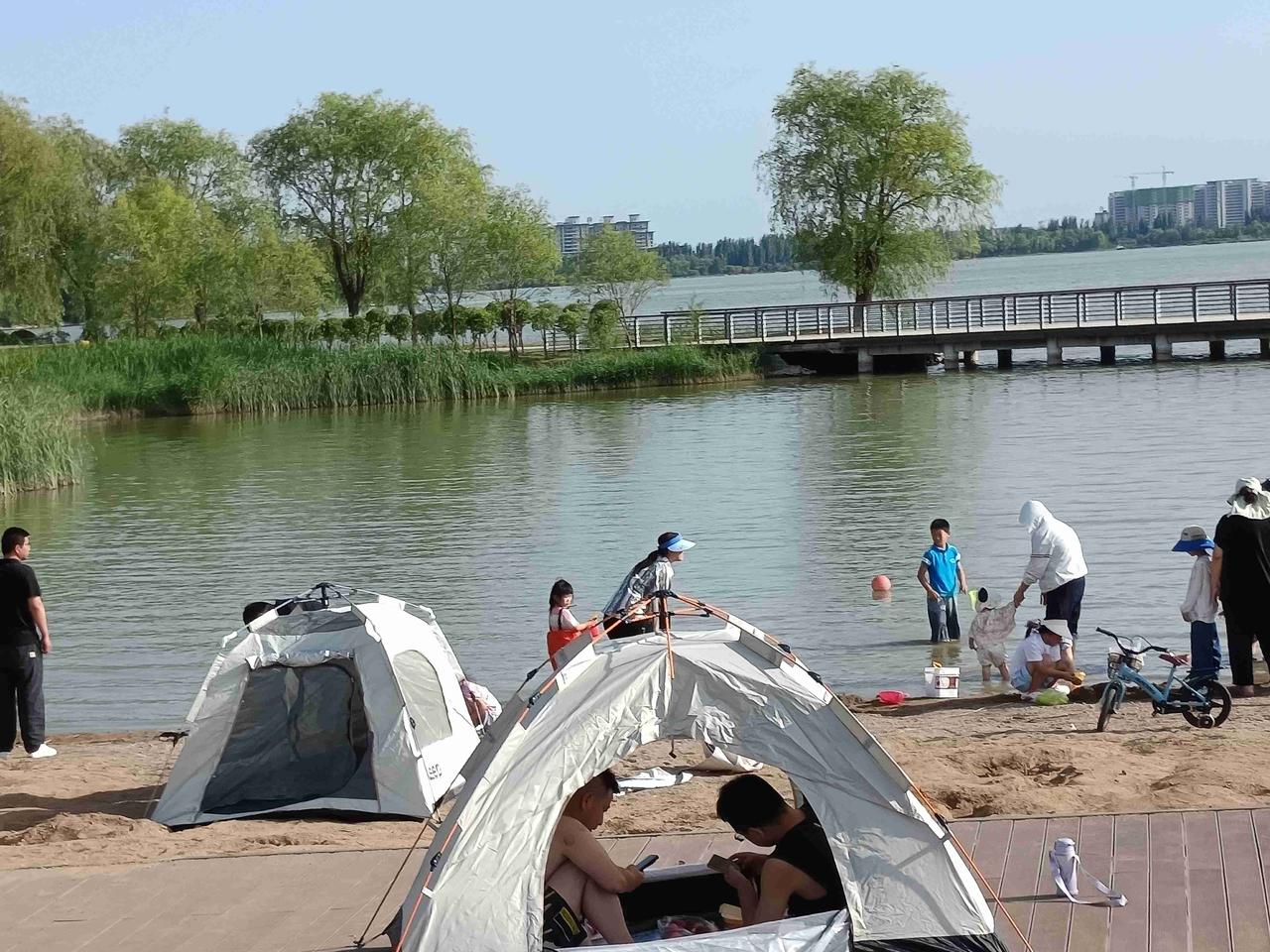沙滩帐篷沙滩边上的帐篷搭起来了！又是一个周末，文瀛湖沙滩广场游客熙熙攘攘，沙滩