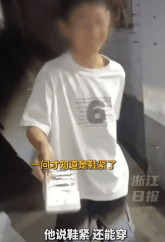 太美好了！苹果手机丢了，失主打电话过去，竟是小孩子接的，还是一瘸一拐的送过来，啥