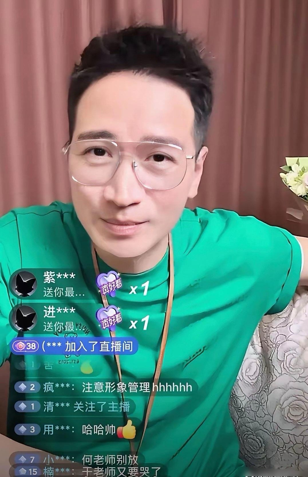 估计于正做梦都没想到，“白月光”何晟铭居然直播了，而且全程高能好多梗，大方得体又