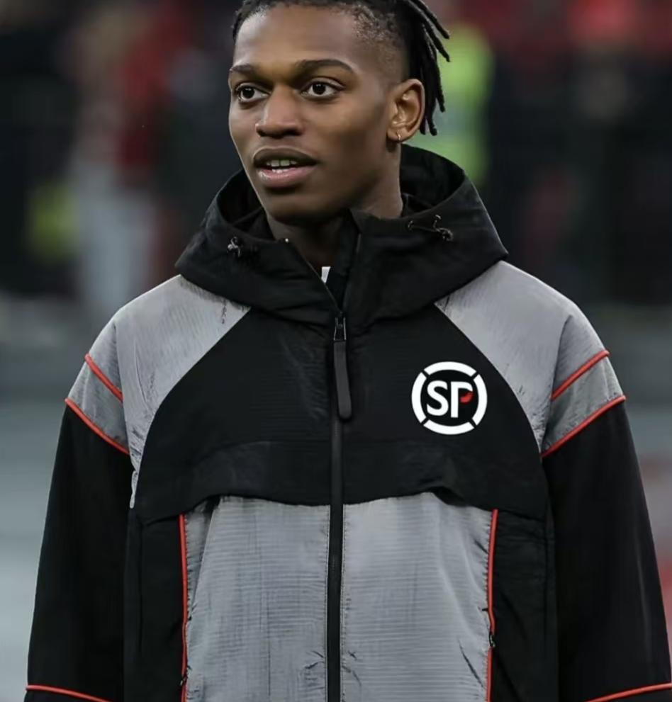 莱奥到中国顺丰当快递小哥？当然不是。你看到的是AC米兰跟中国顺丰联名合作发布了