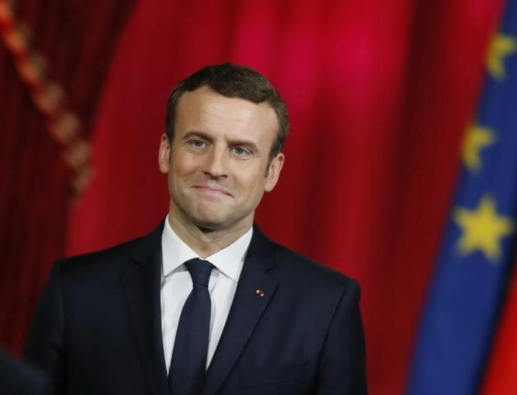 中国人不傻！西方当面一套背后一套，咱不伺候了！成都街头的横幅，撤得有