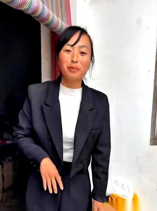 河南商丘的冯亚萍，她丈夫把话摔了过来。“你要敢把那五个娃领回家，咱俩就离！”