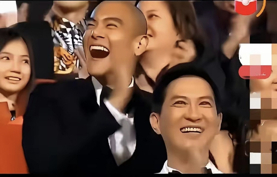 2013年金马奖那一夜，黄渤贡献了华语颁奖礼史上最经典的一场“逆风翻盘”。先说说前因。当晚黄渤和郑裕