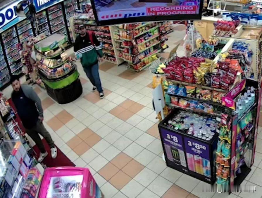 真正的禽兽，杀害父母后在便利店淡定买饮料2025年12月14日，一则令人毛