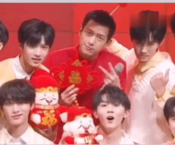 李现和一群00后合影求生欲很强，力求各种融入，摇头晃脑装可爱的现哥着实有点萌，结