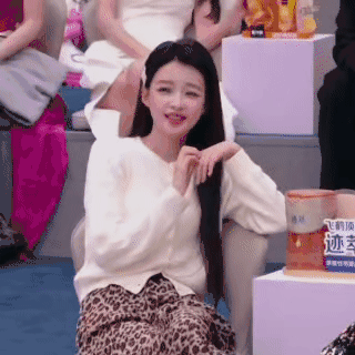 后台就应该放个摄像机啊，这些reaction多有意思