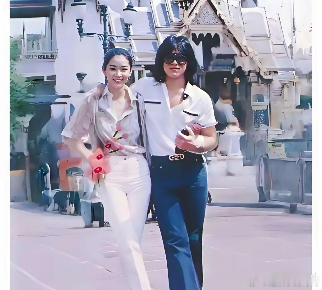 不得不说年轻真好，1979年，林青霞和成龙一同在泰国游玩。25岁的林青霞风姿绰约
