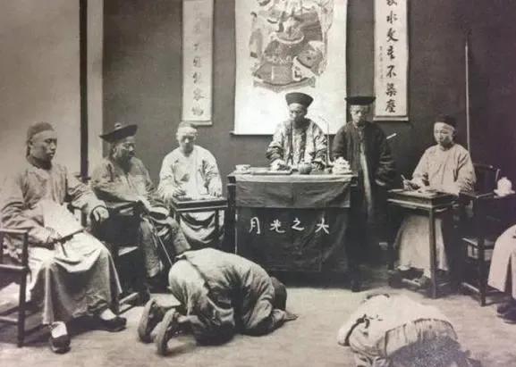 包衣奴才是奴才吗？清朝时包衣奴才的地位比汉人高。雍正元年，养心殿西暖阁，新