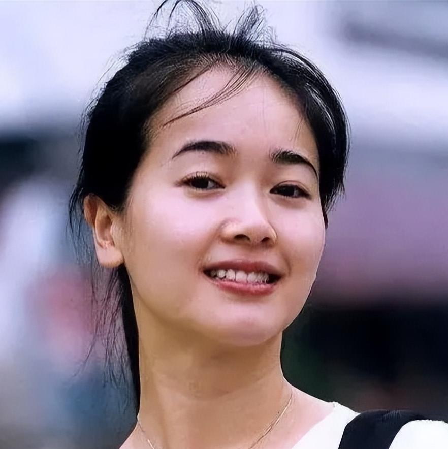 当年，记者拍到陈道明在左小青的公寓待了6个小时才匆忙离去，第二天陈道明的妻子怒怼