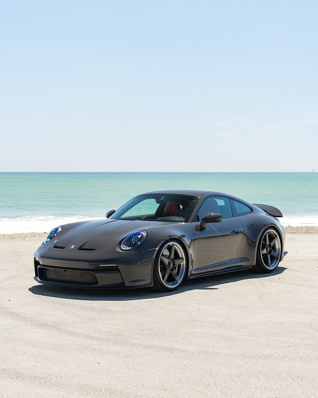 这个保时捷992GT3touring，配备与车身同色的21/22”RETRO