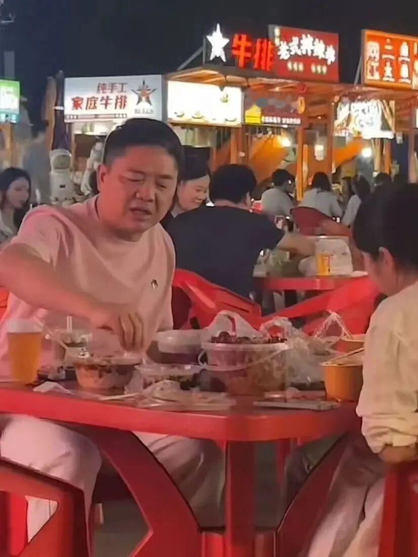 刘强东现身夜市，大口吃路边摊。上亿身价的刘强东也抵抗不了路边摊的诱惑，毫无架子地