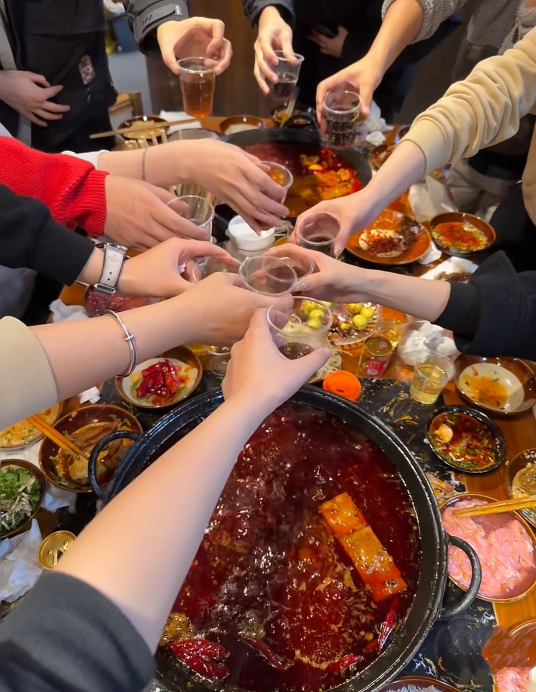 像我这种顾家的人多吗？今天发工资后，同事们在群里提议聚餐，去商场新开的火锅店，