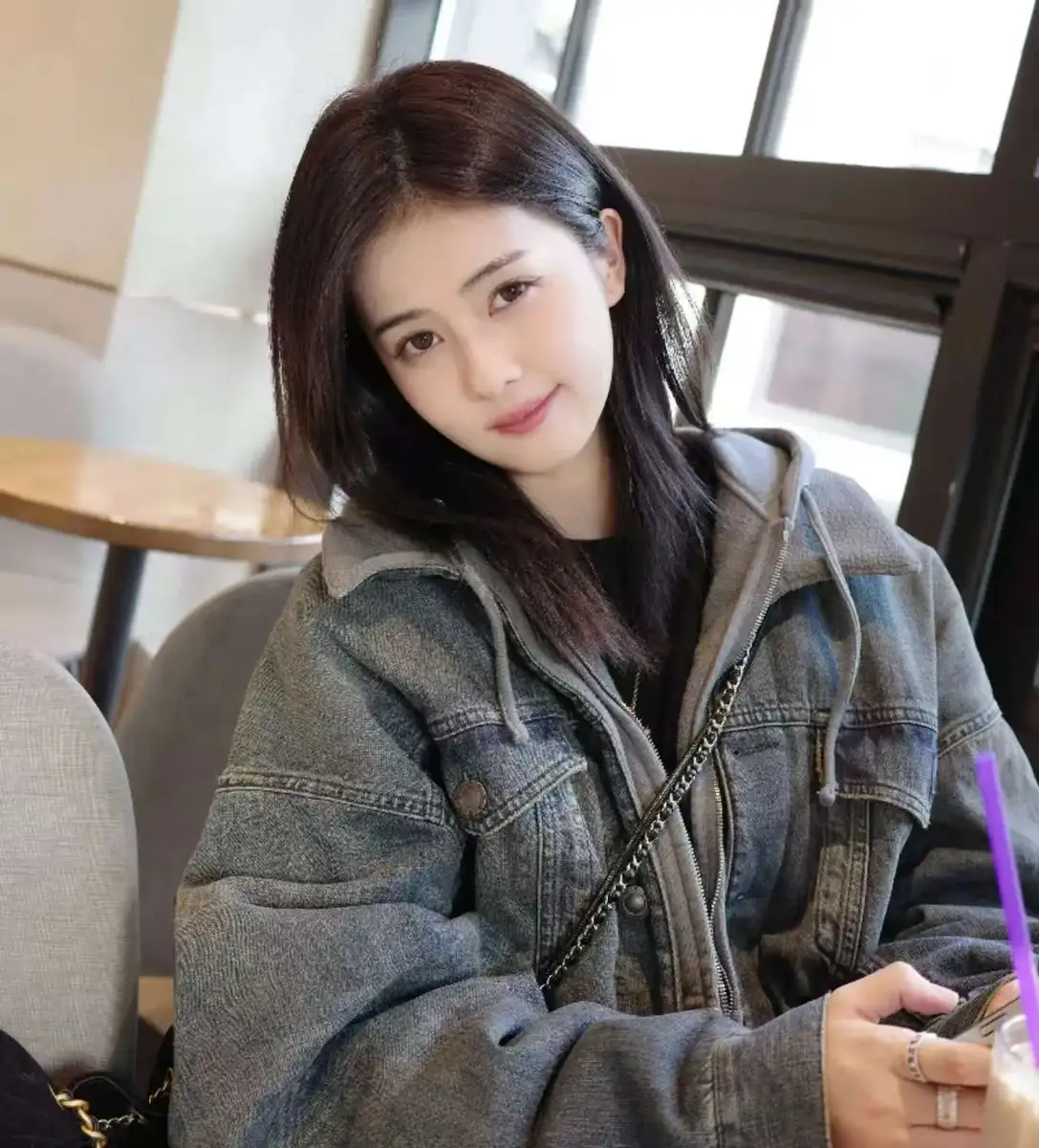 白鹿留中长发搭配休闲着装酷飒随性街拍元气满满眼神灵动撩人