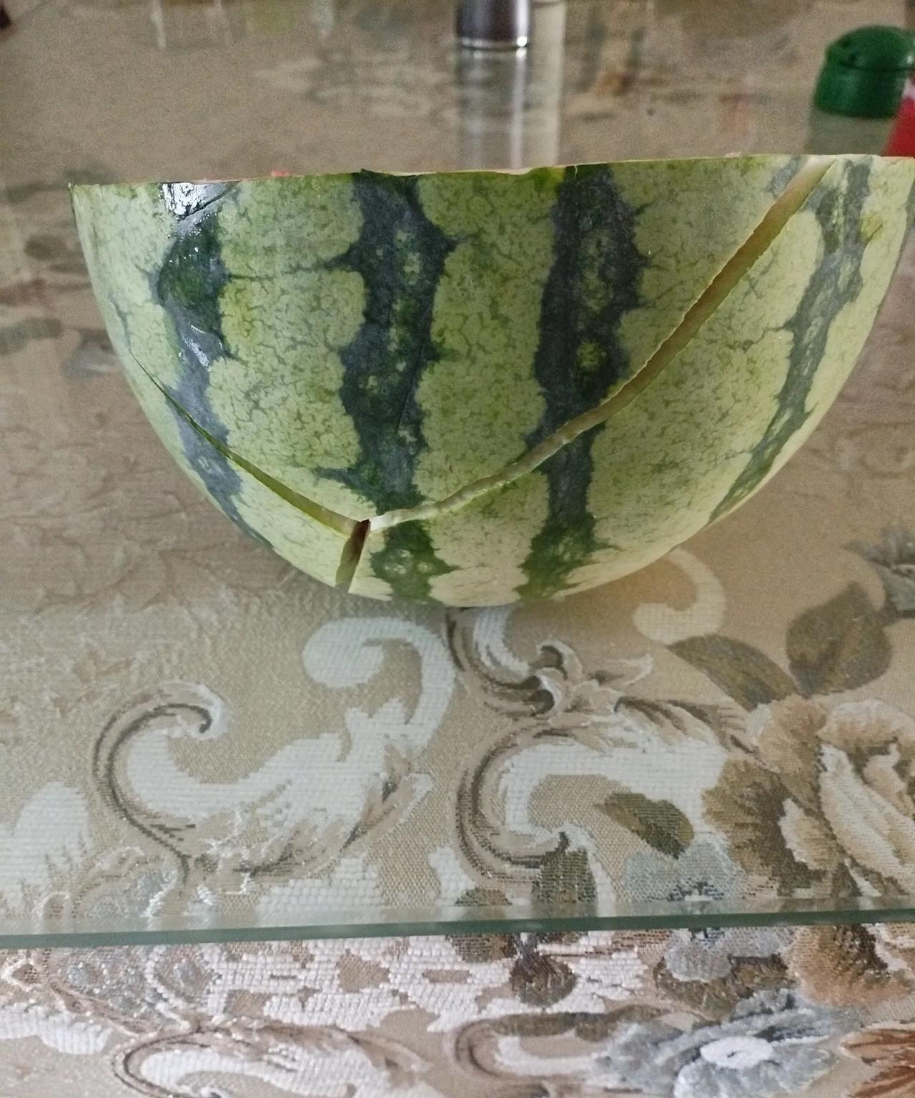 今天早上八点左右，我去买菜。超市老板正在卸车，其中，还有两箱西瓜。一个六十岁的老