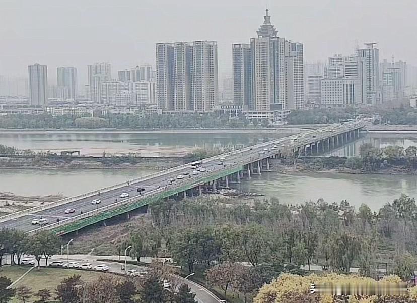 咸阳桥（一号桥）双向4车道改为双向6车道，东西半幅交替封闭施工，已于22日6时改