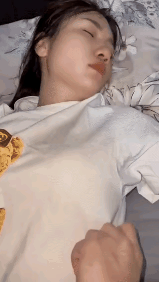 女子故意装睡考验自己的男友定力！女子装睡，躺在床上看男朋友会做什么事情，只见她的