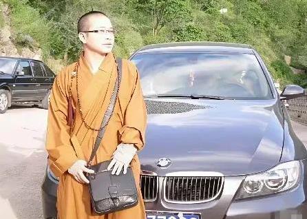 出门豪车代步的不止是释永信一个，这些分公司老总也不赖，哪一个的坐驾都不差，总公司