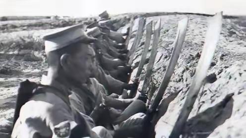 1933年3月的喜峰口，零下20度的寒风里，29军士兵们正把大刀在煤