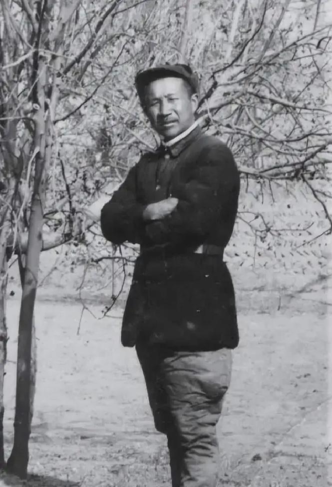 1943年，新四军缺枪到啥程度？一挺机枪轮流用，战士打完换人上。可张云逸抓了