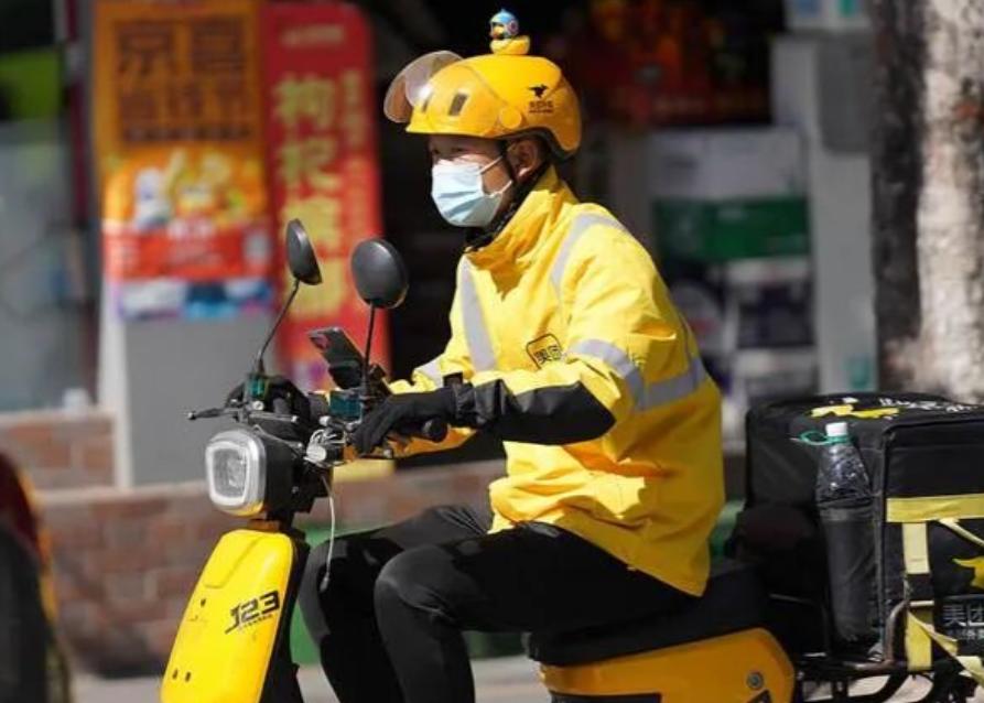 电动车新国标落地，本意是为了安全，但对外卖骑手来说，这根本不是“限速”，而是“限