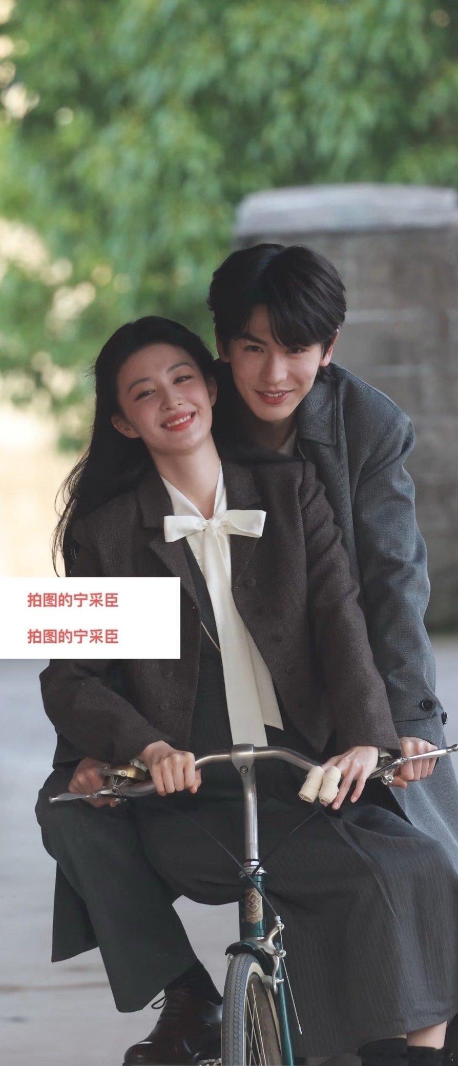 这一秒过火骑单车这种甜蜜剧情，怎么配角CP线也有？看妆造，张凌赫和王楚然像在拍现
