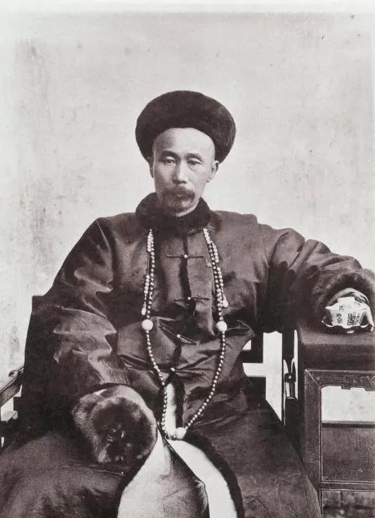 1863年，丧妻两年后，李鸿章决定再娶一房夫人，大婚当天，新娘的陪嫁丫鬟冬梅，