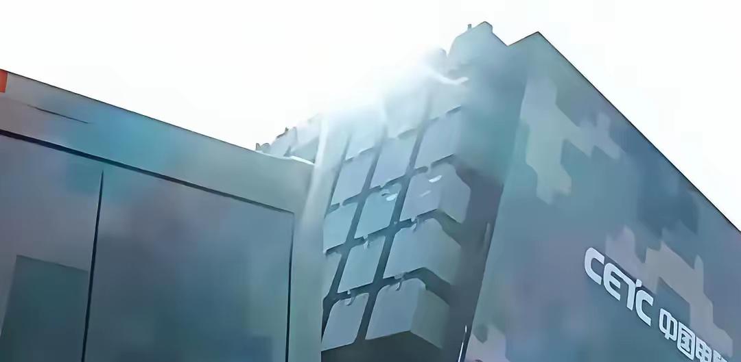 央视这段画面一放出来，懂行的人膝盖都软了一半——不是怕的，是激动的。机器狼群