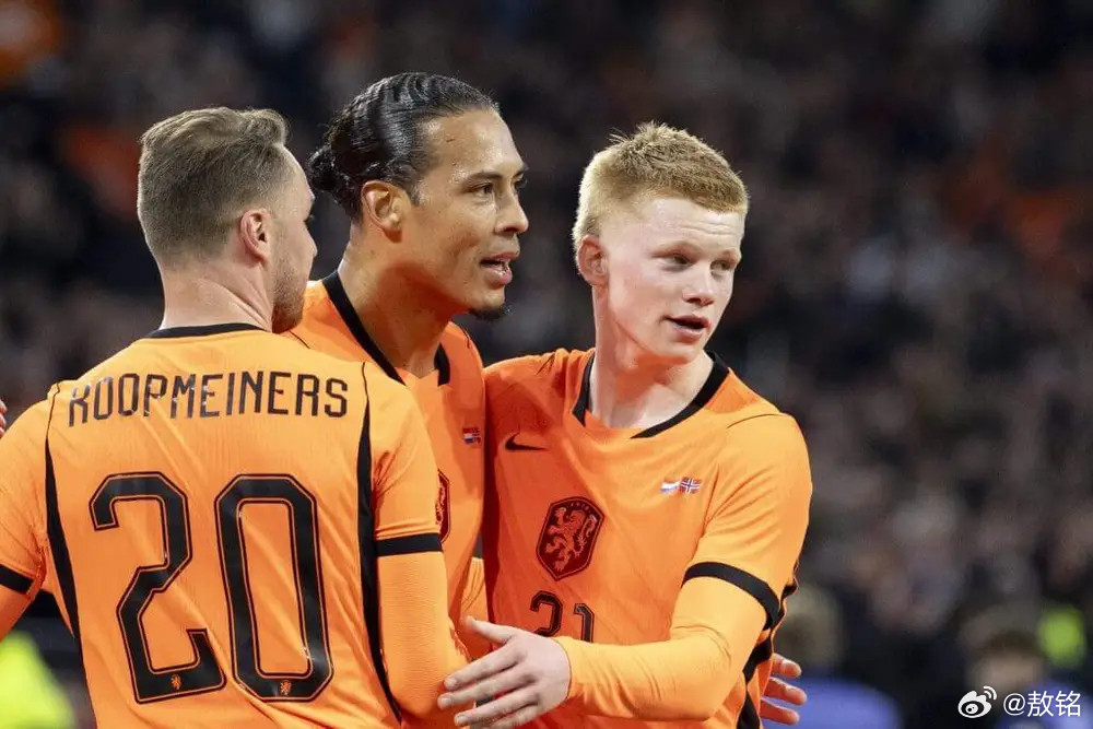 荷兰2比1挪威当范海克、范戴克、范德文一字排开，再加上邓弗里斯，这条荷兰防线看
