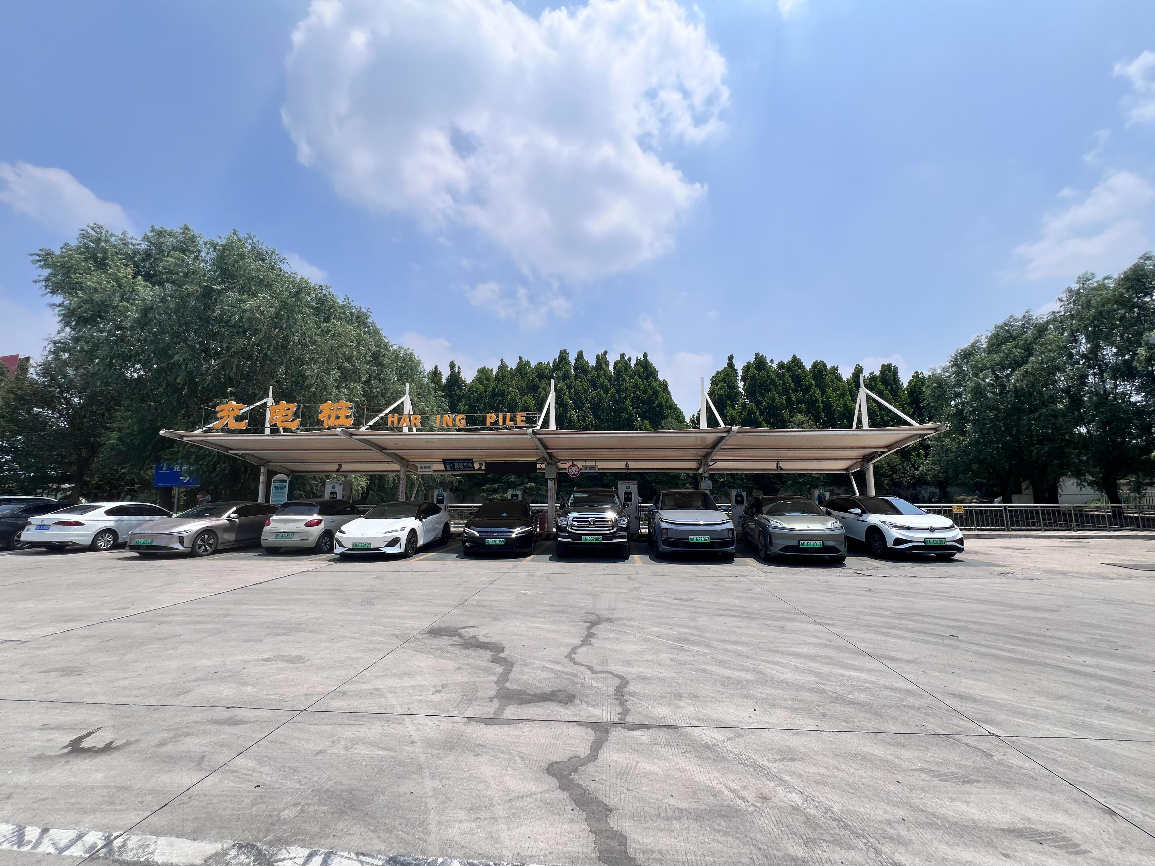 还好今天出发的早，不然又该没充电位了[哭哭][哭哭][哭哭]​​​