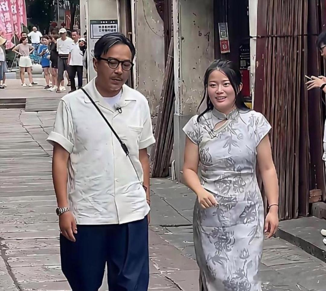 51岁汪涵与47岁杨乐乐站在一块儿，活脱脱一副老少配的模样，反差感拉满。
