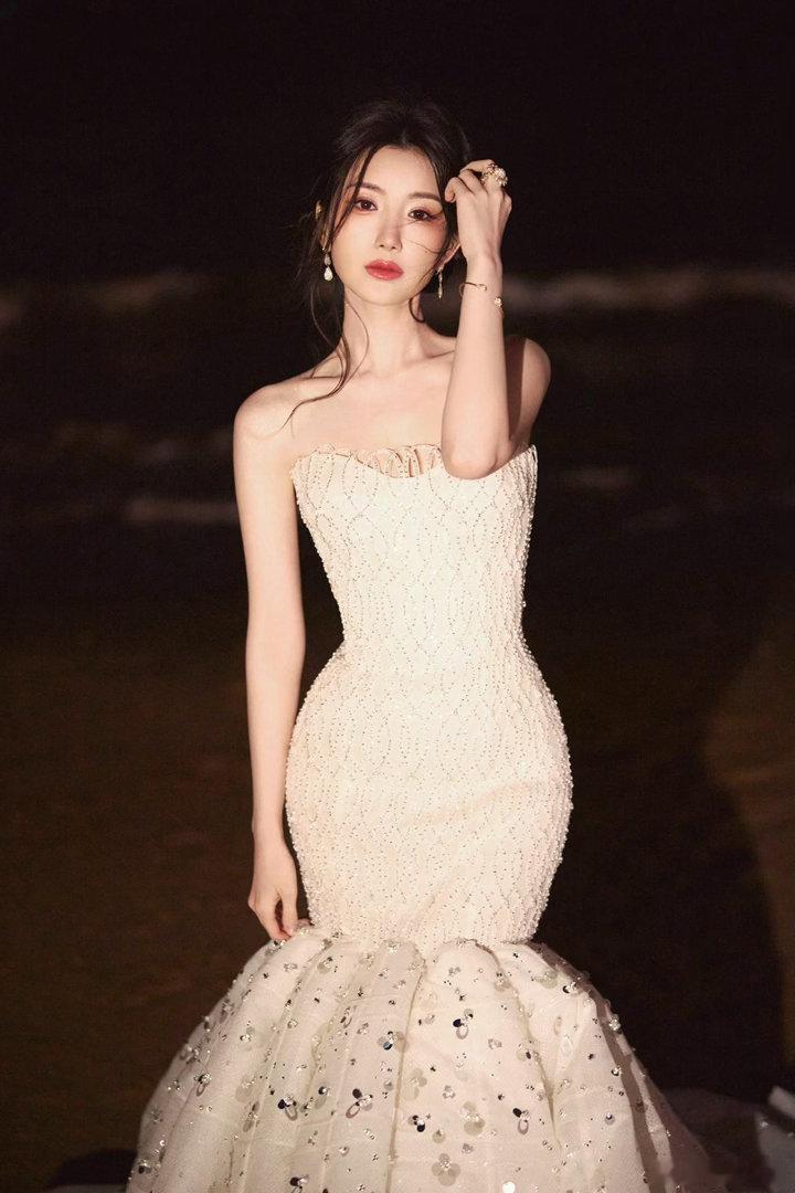毛晓彤，仙气抹胸裙穿搭，清新怡人。阳光信用每日一善
