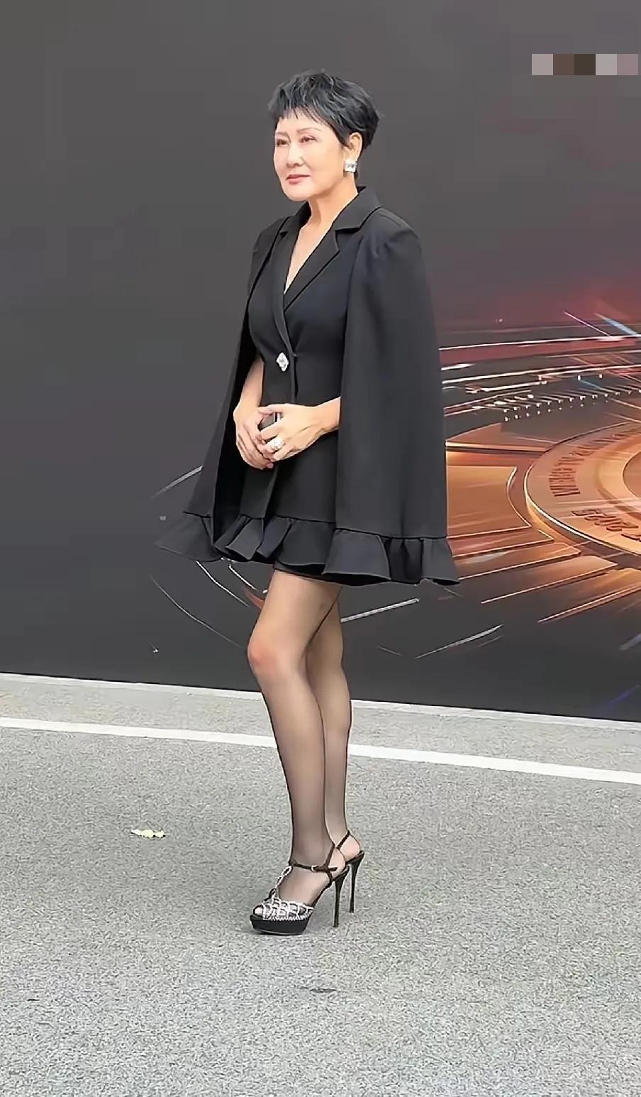 63岁的张凯丽穿黑丝上热搜，这事儿挺有意思。当时她穿黑丝配西装裙亮相，评论区瞬间