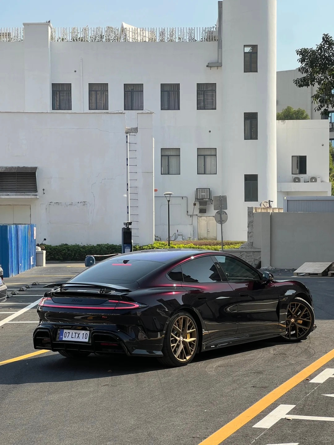 小米su7黑魅紫，高级感直接拉满。小米汽车新能源汽车