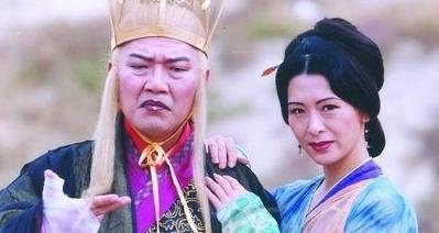 1627年，太监总管陈德润垂涎皇后美色许久，趁着对方还在沐浴时扯着对方的裙裾说