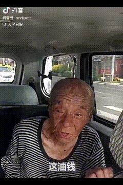 “这老兵火到人民日报了！”近日，内蒙古赤峰，民警送九旬老兵回家，老兵要给油钱，民