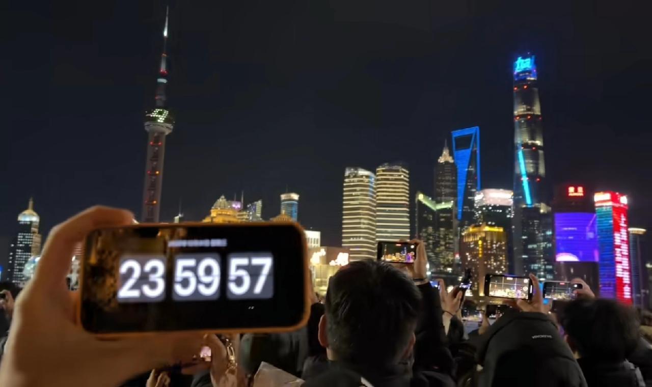 上海外滩跨年，看不懂这些人！没有烟花秀，没有倒计时，人山人海，都举着手机，拍什么